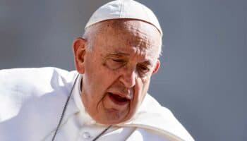 El papa sigue en estado 'crítico' pero 'estable'; espera resultados de TAC