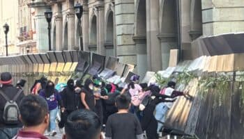 8M | Rocían gas lacrimógeno a mujeres durante marcha en Oaxaca