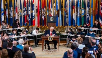 Trump firma una orden para desmantelar casi por completo el Departamento de Educación