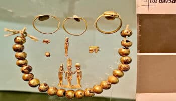 Hallan joyas de oro de la época faraónica en el templo de Karnak