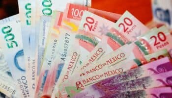 Peso cae tras anuncio de Trump sobre aranceles a autos