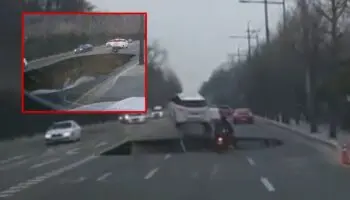 Video | Muere motociclista tras ser tragado por enorme socavón en Seúl
