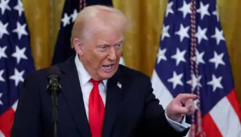 Trump promete "acuerdos justos" a quienes negocien los aranceles, pero descarta una pausa