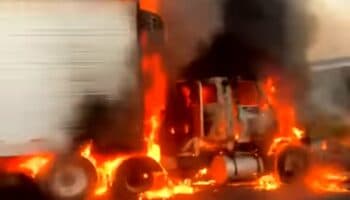 Reportan quema de vehículos y dos Guardias Nacionales lesionados en Michoacán