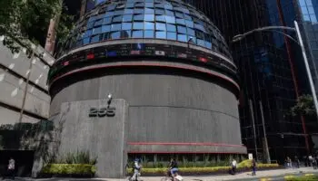 La Bolsa mexicana suma dos sesiones a la baja; Peso también cae