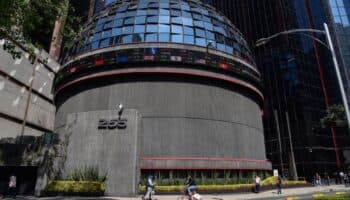 La Bolsa mexicana suma dos sesiones a la baja; Peso también cae