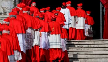 Cardenal del cónclave vació el minibar de su cuarto pensando que era gratis