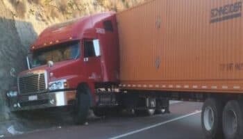 Edomex: Muere chófer de trailer luego de chocar tras presunto asalto