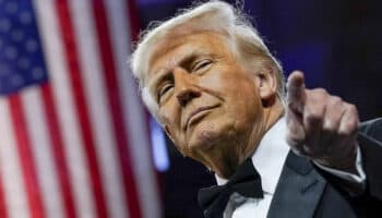 Aristegui en Vivo: Entran en vigor aranceles; 104% a China y responde con 84% a EU; los países 'están besándome el trasero': Trump (09/04/2025)