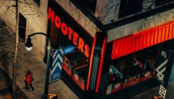 Hooters se declara oficialmente en quiebra