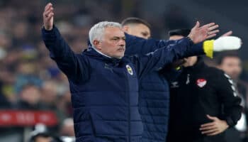 Así chocaron Jose Mourinho y Okan Buruk en Turquía | Video