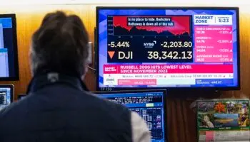 Bolsas en Estados Unidos moderan tercer día de bajas tras rumor falso de pausa en aranceles