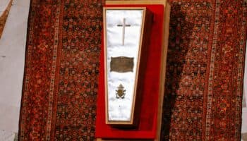 Francisco será enterrado con sus zapatos usados; 250 mil fieles lo despidieron