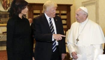 Trump confirma su asistencia al funeral del Papa Francisco, a quien llamó 'peón de México'