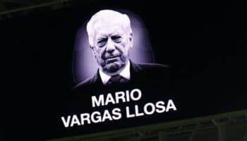 Rinden homenaje a Vargas Llosa en el Santiago Bernabéu