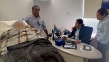Video | Banco obliga a abuela de 96 años a ir en camilla a sucursal en Oaxaca