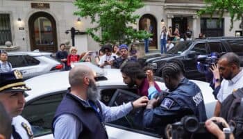 Videos | Policía entra a la Universidad de Columbia para "expulsar" a manifestantes pro-Palestina