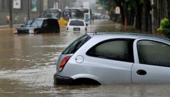 ¿Tu coche se quedó bajo el agua por las lluvias? Esto debes hacer, según AMIS