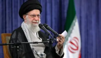 Líder supremo de Irán promete destino 'doloroso y amargo' para Israel tras ataques