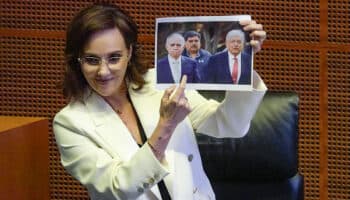 Lilly Téllez muestra foto de AMLO y Alfonso Romo; morenistas gritan: '¡Es un honor estar con Obrador!'