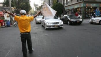 CDMX aprueba sancionar con hasta 36 horas de arresto a 'franeleros' abusivos