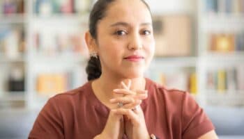 “A las escritoras nos falta reírnos de nosotras mismas”: Nora de la Cruz