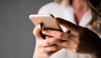 Nueva tecnología detecta llamadas fraudulentas que suplantan la voz con IA