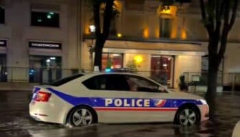 Durante lluvias torrenciales en París, policía reproduce música del Titanic | Video