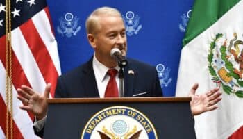 Embajador de EU pide a México unirse contra las amenazas; 'no solo competimos con China', dice