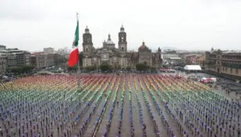 Miles crean bandera monumental LGBTI+ humana en el Zócalo de la CDMX