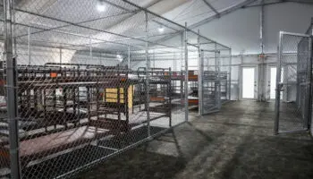 Autoridades de México visitan a mexicanos detenidos en 'Alligator Alcatraz', en Florida
