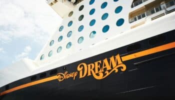 Padre salta desde un crucero de Disney para rescatar a su hija