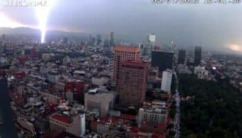 ¿Lo escuchaste? Captaron el momento exacto en el que cayó un rayo en la CDMX | Video