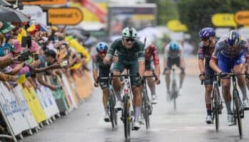 Tour de Francia 2025: Conquista Jonathan Milan la lluviosa y caótica Etapa 17 | Video