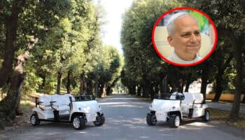 El papa recibe dos vehículos eléctricos diseñados para sus viajes internacionales