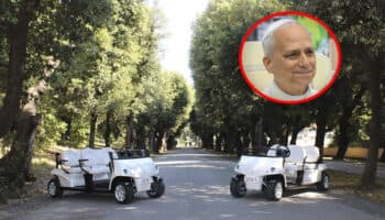 El papa recibe dos vehículos eléctricos diseñados para sus viajes internacionales