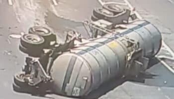 Vuelca pipa con 32 mil litros de combustible; anuncian quema controlada sobre la México-Pachuca