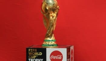 Refresqueras lavan su imagen a través del deporte con la FIFA: ONG's