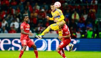 Tigres vence al campeón Toluca en su casa con doblete de Ibáñez