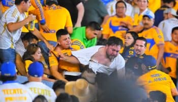 Detienen a aficionados rijosos en el Tigres vs. América | Video