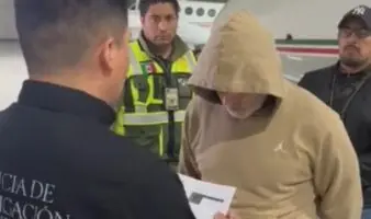 Hernán Bermúdez aterriza en Toluca; le notifican orden de aprehensión | Video