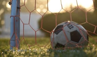 Muere excanterano del Arsenal tras sufrir 'lesión cerebral' durante un partido de futbol