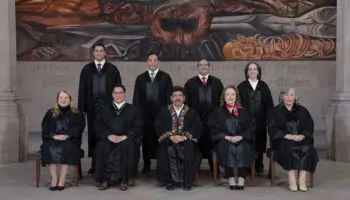 Sheinbaum cuestiona intento de la SCJ de recuperar seguro médico con recursos públicos