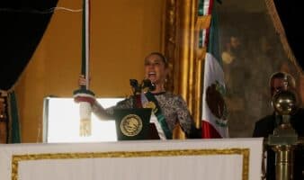 Sheinbaum enarbola en Grito a heroínas de Independencia