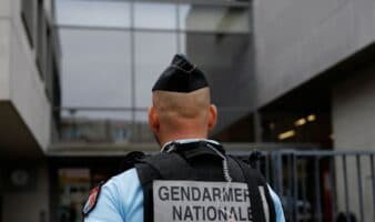 Alumno fascinado con "ideologías nazis" apuñala a su profesora en Francia