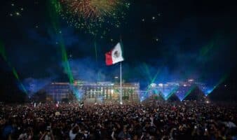 Detienen a pareja con 14 celulares robados durante los festejos del Grito en el Zócalo CDMX