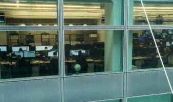 Juez bloquea despidos federales ante cierre parcial del Gobierno de Trump