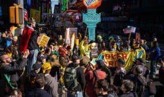 Miles de personas en todo EE.UU. protestan contra Trump: 'No queremos Reyes'