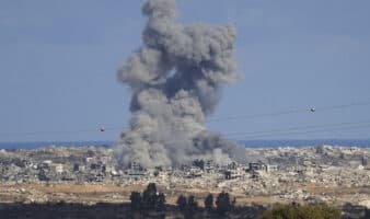 Israel bombardea por tierra, mar y aire el norte y sur de Gaza pese al alto el fuego