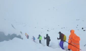 Ponen a salvo a cientos de excursionistas en el Everest ante nevadas y lluvias inusualmente intensas
